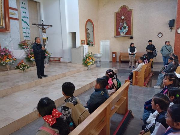 Sacerdote en reunión