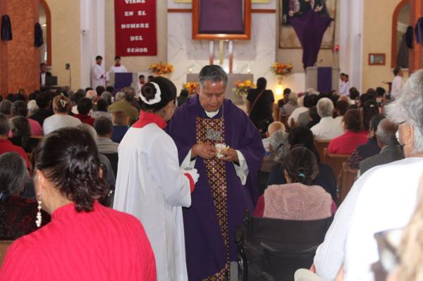Sacerdote visitando a enfermos